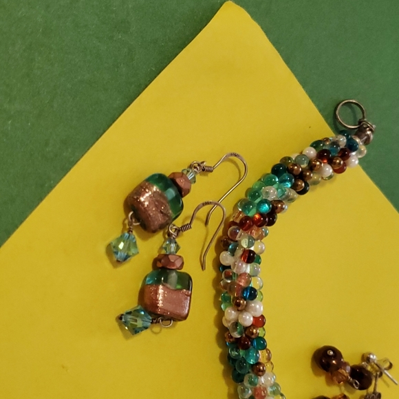 4 unique SDE Designs Assortment ✨️ Earrings and Beaded Bracelet - Picture 2 of 7